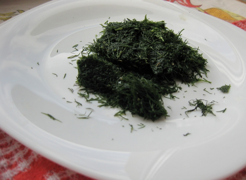 1. Этап. Карамельная курочка с овощами, лепешками и десертом: Нарезать зелень (у меня укроп).