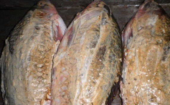 1. Этап. Карась в духовке с картошкой: Одной половиной соуса мы натираем карасей.