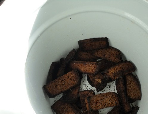 1. Этап. Квас из меда: Кладем сухари на дно большой кастрюли.