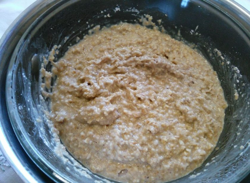 1. Этап. Заварное овсяное печенье: Дайте хлопьям хорошо завариться в течение 2-3 минут, продолжая перемешивать полученную вязкую массу ложкой.