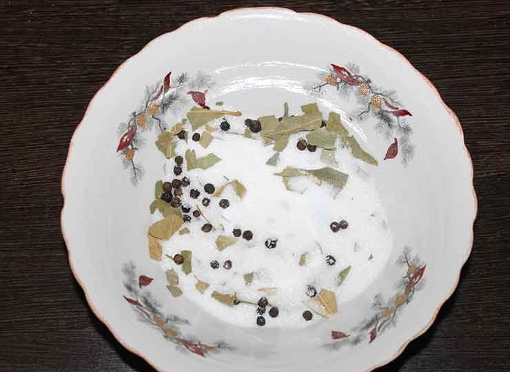 1. Этап. Засолка брюшек семги: Смешайте все специи: соль, сахар, черный перец горошком и измельченный лавровый лист.