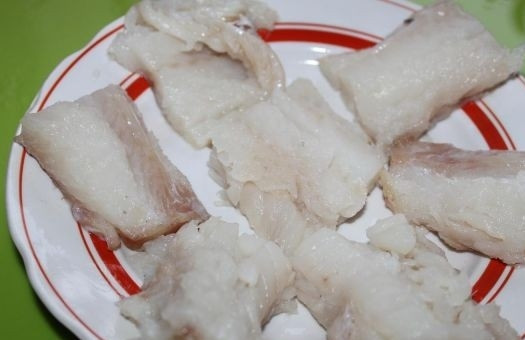 1. Этап. Жареная пикша: 3. Готовое филе аккуратно разрезаю на кусочки, чтобы не превратить рыбу в фарш, и выкладываю на тарелку.