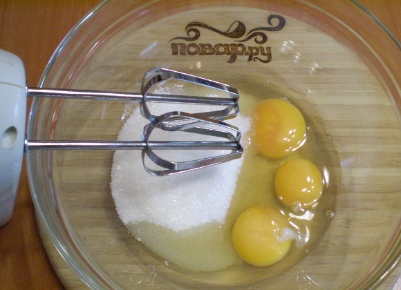 1. Этап. Морковный пирог на скорую руку: 2. Для теста взбиваем миксером яйца с сахаром до пышной пены.