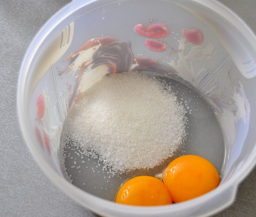 1. Этап. Печенье Причуда: К желткам добавьте вторую половину сахара.