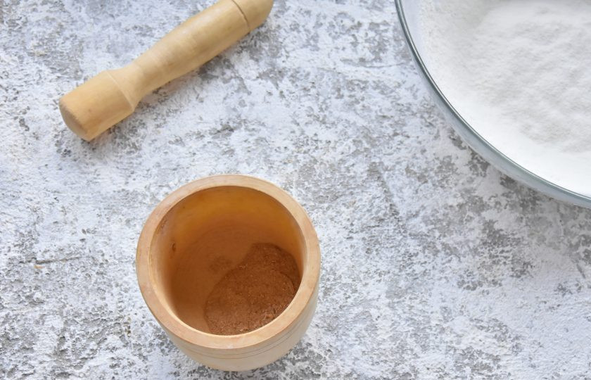 1. Этап. Кексовый кулич на Пасху: Если используете целые зерна кардамона, измельчите их в ступке с щепоткой соли.