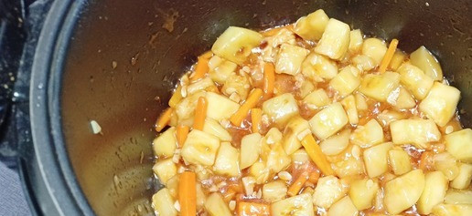 1. Этап. Кабачки по-китайски: Добавляем в чашу соус — Режим «Тушение» (t-110C) 10 минут (Не забываем перемешивать каждые 2-3 минуты)