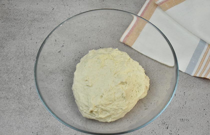 1. Этап. Ремесленный хлеб: Смешайте все компоненты между собой и переложите тесто в миску, накройте салфеткой или пищевой пленкой. Оставьте смесь на 30 минут для аутолиза. За это время полуфабрикат теста станет мягче и в дальнейшем тесто будет легче замесить.