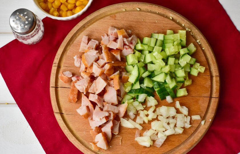 1. Этап. Салат с крабовыми палочками и копченой курицей: Нарежьте аналогично свежий огурец, лук, копченый окорок.