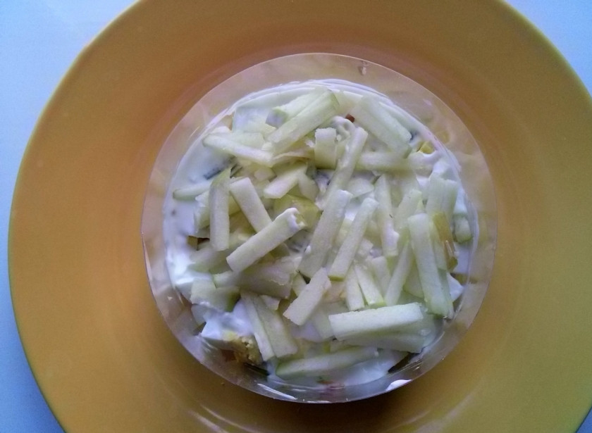 1. Этап. Салат с корейской морковкой: 4-слой: нарежьте яблоко соломкой. Сверху украсьте корейской морковью.