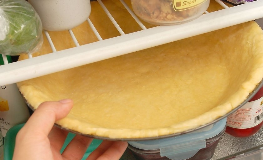 1. Этап. Простой рецепт яблочного пирога: 6. Отправьте тесто в форме на время приготовления начинки.