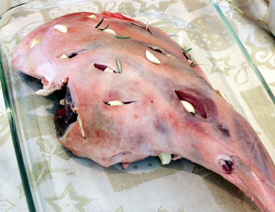 1. Этап. Баранья нога: 3. Нашпигуйте каждый надрез чесноком и зеленью.