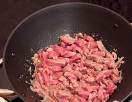 1. Этап. Говядина, тушенная в кокосовом молоке: 3. Затем сюда добавляем мясо. На небольшом огне, приблизительно минут сорок-сорок пять тушим с накрытой крышкой.