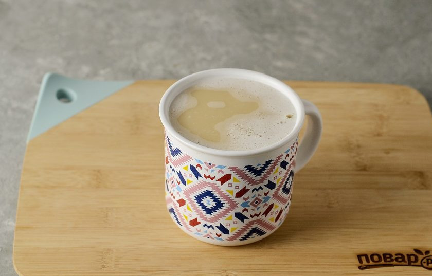 1. Этап. Чай с корицей и молоком: Влейте чай, перемешайте.