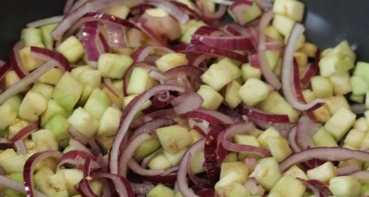 1. Этап. Печень с овощами: Все перемешиваем и тушим под крышкой около 10 минут.