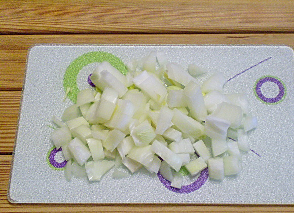 1. Этап. Гуляш из шампиньонов: 2. Лук нарезаем крупными кубиками.