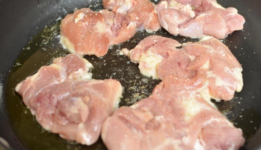 1. Этап. Салат с курицей и опятами: В сковородке разогреваем немного оливкового или растительного масла и обжариваем в нем кусочки посоленной и поперченной куриной грудки. Обжариваем птицу с двух сторон до золотистой корочки.