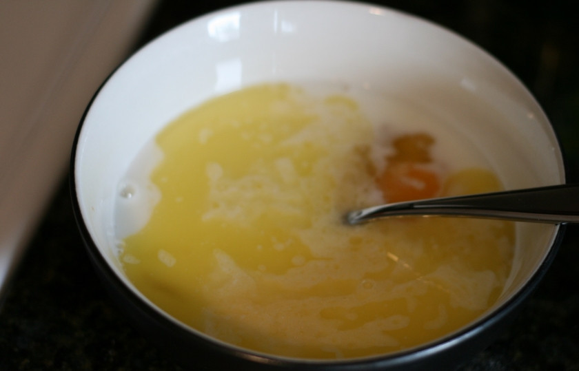 1. Этап. Пышные оладушки на молоке: Взбейте вилкой или венчиком яйца с ванилью, растопленным маслом сливочным. Потом смешайте яичную смесь с молочной (тоже венчиком).