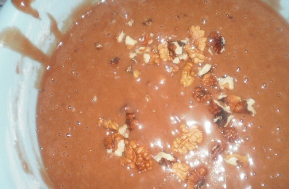 1. Этап. Постный кекс в мультиварке: Грецкие орехи можно немного поджарить на сковороде. Добавляем их в тесто. Также можно добавить изюм.