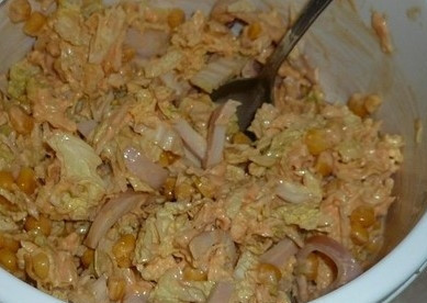 1. Этап. Салат из кальмаров и пекинской капусты: Добавляем щепотку соли и перца, перемешиваем.