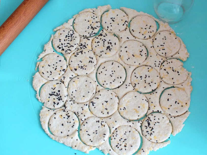 1. Этап. Творожное печенье с сыром: С помощью стакана или вырубки для печенья вырежьте печенье любой формы.