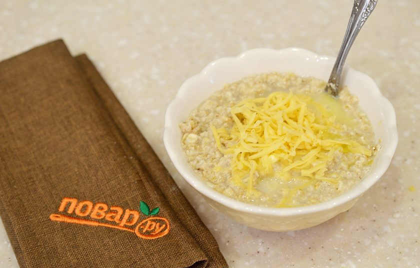 1. Этап. Овсяная каша с сыром: 3. Перемешайте. Посыпьте сыром и сразу подавайте к столу.