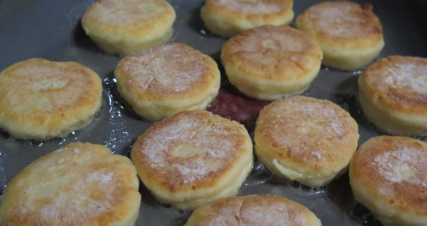 1. Этап. Сырники из прокисшего творога: 5. Обжариваем сырники из прокисшего творога с обеих сторон до румяного цвета на среднем огне на масле. Их еще можно запечь в духовке, но это будет дольше.