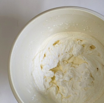 1. Этап. Десерт Аффогато 2: Первым делом взбить сливки с сахарной пудрой, я беру 2 ст. л., сладкоежкам можно взять больше.