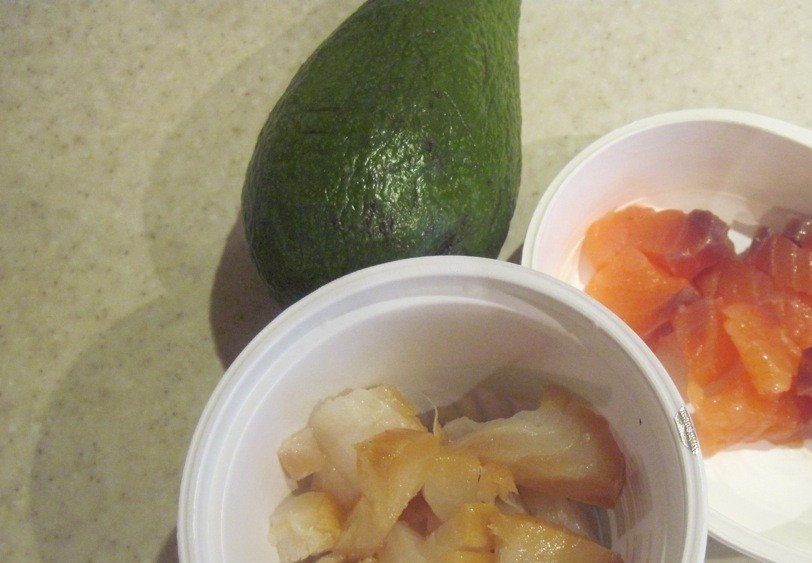 1. Этап. Тарталетки с креветками и авокадо: Рыбу и авокадо режем тонкими ломтиками. Готовые тарталетки с креветками и авокадо наполняем сливочным сыром, а сверху выкладываем рыбу, креветки и авокадо. Приятного аппетита!