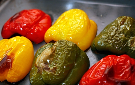 1. Этап. Пирог с разноцветным перцем: Запекаем перец 10-15 минут. За это время кожица перца должна немного вздуться и потрескаться.