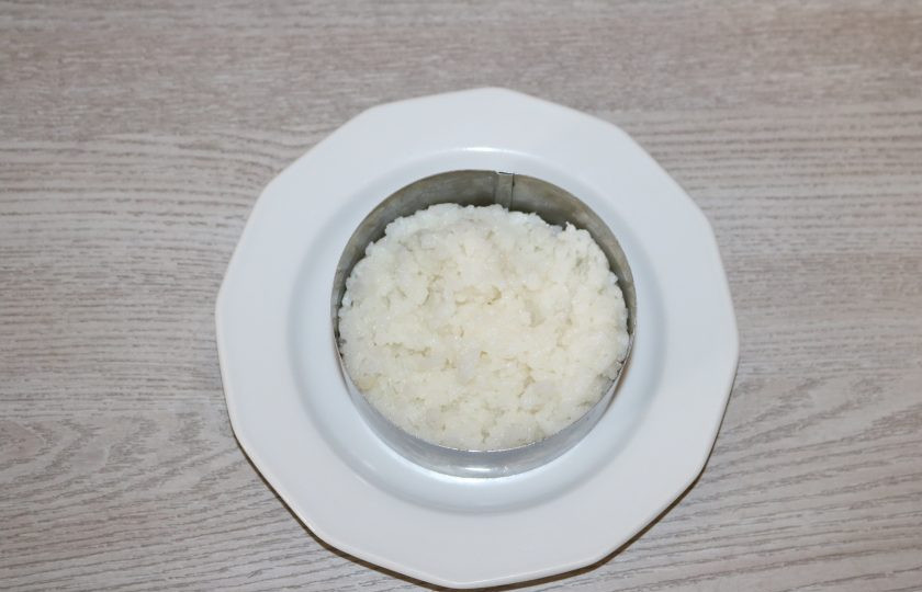 1. Этап. Салат из риса и шпрот: Салат выкладывайте слоями, каждый слой слегка промазывайте майонезом. Очень удобно воспользоваться сервировочным кольцом. 1 слой - отварной рис.