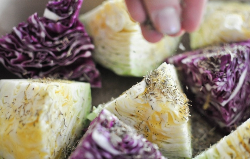 1. Этап. Запеченная белокочанная капуста: Посыпьте солью, перцем и специями.