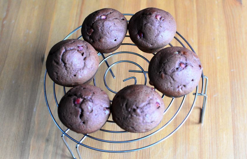 1. Этап. Капкейки с гранатом: Готовые кексы остудите на решетке и украсьте кремом.