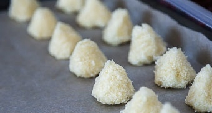 1. Этап. Кокосовое печенье без муки: Выкладываю заготовочки на предварительно застеленный бумагой для выпечки противень. Выпекаю лакомство при 180-190 градусах на протяжении 30 минут. Если вижу, что по краям печенье начинает подгорать, накрываю его фольгой.