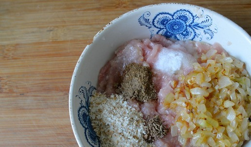 1. Этап. Кебабы из индейки с быстромаринованными помидорами: Обжариваем лук и чеснок на растительном масле до мягкости и румяности, добавляем к фаршу. Также кладём в фарш зиру, смесь перцев, панировочные сухари, соль.