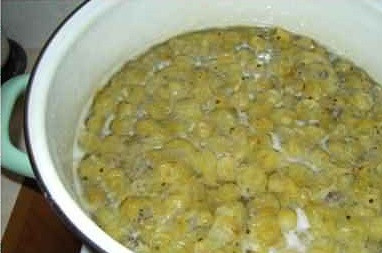 1. Этап. Крыжовник в сиропе: 5. Через время сироп слить и довести до кипения, снова залить ягоды и оставить их. Третий раз сироп закипятить, залить им ягоды и отправить на огонь минут на 10.