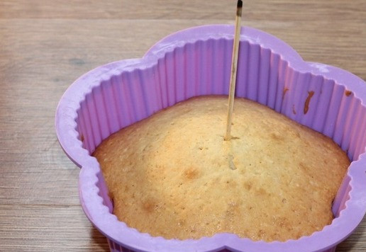 1. Этап. Ванильный кекс с малиновой пропиткой: 10. Готовый горячий кекс прокалываем деревянной шпажкой в нескольких местах.