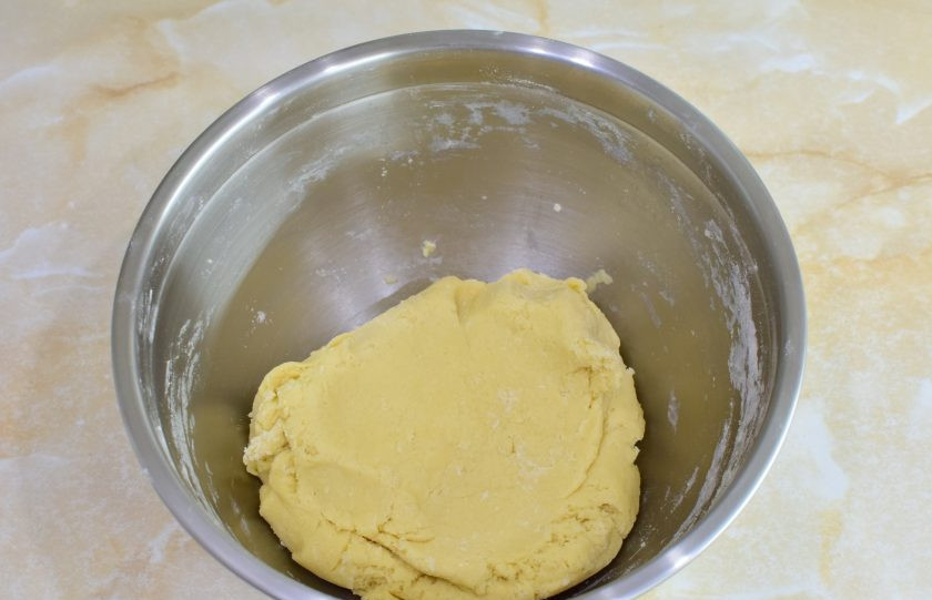 1. Этап. Песочное печенье с повидлом: В количестве муки ориентируйтесь по консистенции готового теста. Как только оно собралось в комок, больше муку не добавляйте.