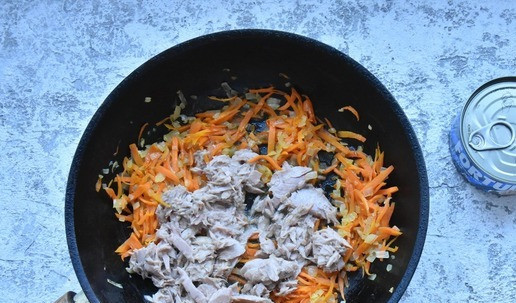 1. Этап. Картофельные розочки с тунцом: В сковороде разогреваю 1 ст. л. растительного масла и пассерую овощи до мягкости и прозрачности лука. Снимаю с огня и добавляю кусочки тунца. Перемешиваю начинку. Добавляю соль и молотый перец по вкусу.