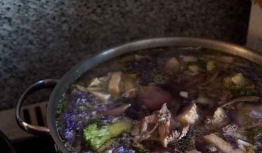 1. Этап. Зимний овощной суп с говядиной: Вернуть в бульон мясо.