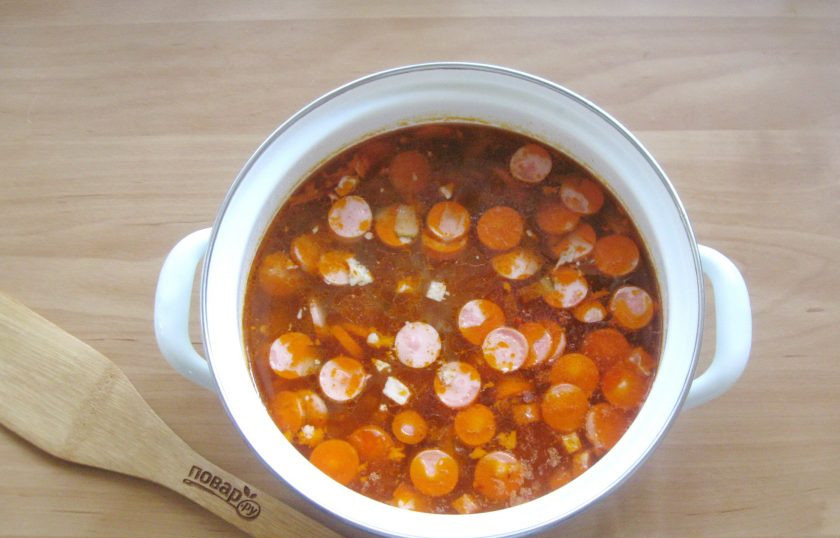 1. Этап. Солянка Советская: Накройте кастрюлю крышкой и варите суп на небольшом огне 7-10 минут.