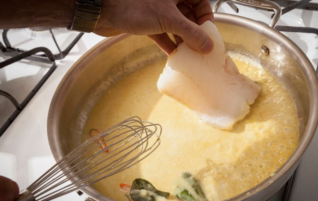 1. Этап. Треска, тушенная в молоке: Затем сразу, как размешали карри, влейте молоко. Перемешайте аккуратно лопаточкой (карри может пристать ко дну сковороды, не стоит этого допускать). Убавьте огонь, доведите молоко до кипения. Потом выложите порционные кусочки трески в молоко. Тушите по 2-3 минуты с каждой стороны. После этого добавьте картошку.