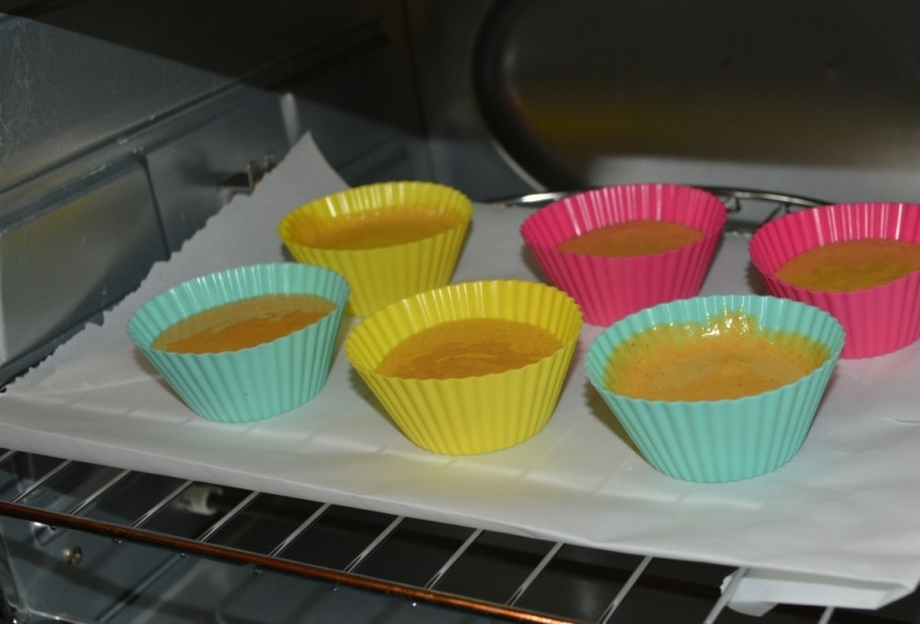 1. Этап. Банановые кексы в силиконовых формочках: 7. Заливаем в формочки тесто и отправляем в разогретую до 200 градусов духовку.