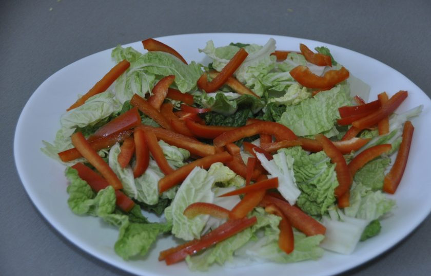 1. Этап. Тайский салат с говядиной и болгарским перцем: Порежьте соломкой половину болгарского перца и выложите на тарелку. Если любите остренькое, можно добавить немного перчика чили.