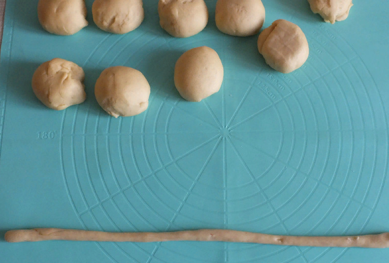 1. Этап. Пилита: Возьмите шарик и раскатайте в жгут длинной от 40 до 60 см. в длину. Выбирайте оптимальную длину изделия исходя из наличия посуды для жарки.