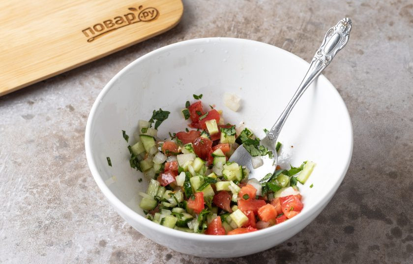 1. Этап. Запеченный авокадо: Добавьте мелко порезанную кинзу, посолите и поперчите. Заправьте оливковым маслом и лимонным соком.