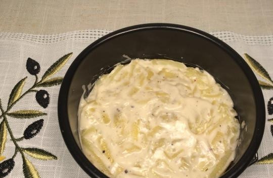 1. Этап. Салат Печень под шубой: Начните собирать салат. Делайте это удобным для вас способом. Я делала с разъёмной формой. На дно уложите картофель. Посолите его, поперчите и смажьте соусом.