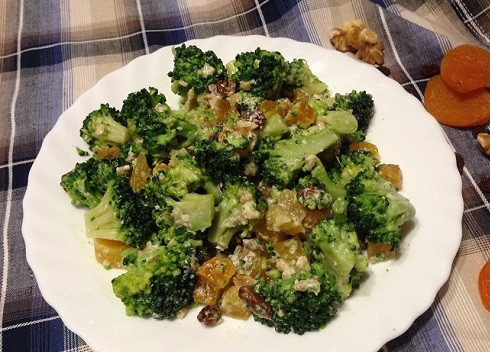 1. Этап. Салат из брокколи с курагой, изюмом и орехами: 9. Перемешиваем салат, даем настояться хотя бы часик в холодильнике.