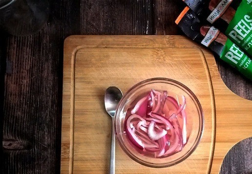 1. Этап. Картофельный салат по мотивам немецкого рецепта: Красный лук замаринуем. Его нужно порезать перьями, поместить в стеклянную посуду и залить яблочным уксусом, добавив воду и сахар. Маринуем его пока готовим салат.