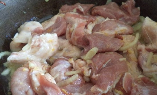 1. Этап. Плов лучший: 5. Затем положите мясо и перемешайте его с луком. Тушите на большом огне, быстро помешивая. Посыпьте специями, перемешайте. Сделайте слабый огонь и тушите, помешивая, под крышкой на протяжении 15 минут.