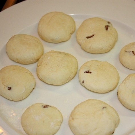 1. Этап. Сырники с изюмом (без яиц): Получаются вот такие красивые, но пока еще сырые сырники.